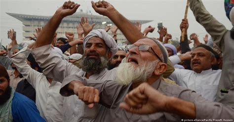 Pakistan Lifts Ban On Tlp Islamist Group Qantarade