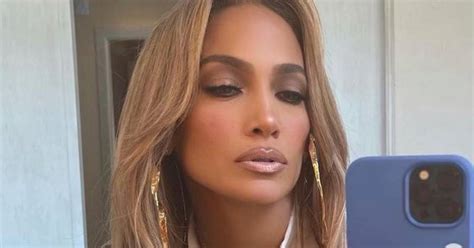 Jennifer Lopez Muestra C Mo Lucir Elegante Con Un Jean Y Top Negro