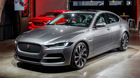 Jaguar Xe Gets New Looks Technology And Better Interior Autodevot