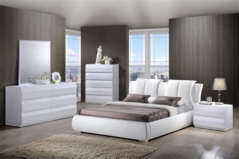 Looking for new trendy black and white bedroom design and decor ideas? 8269 Bailey Bedroom in White by Global w/Platform Bed ...