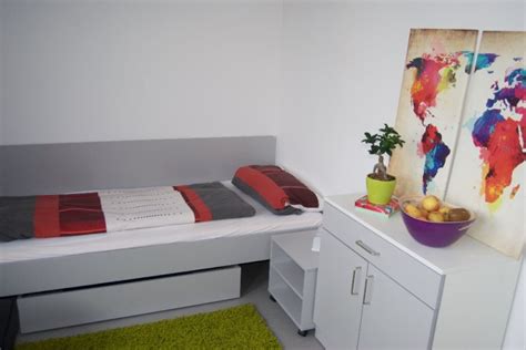 Bei der wahl des wohnplatzes hat man im prinzip drei verschiedene möglichkeiten: Freies Zimmer/Apartment im Studentenwohnheim (eigenes Bad ...