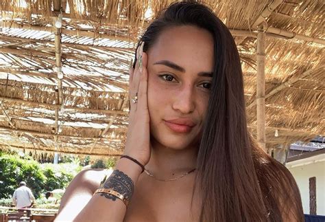 Astrid Nelsia La Villa Se Fait Lyncher Cause De Sa Pose Sexy Avec