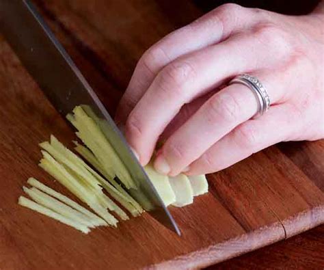 What is the right size and dimensions of julienned vegetables? Cutting ginger into fine julienne - How-To - FineCooking