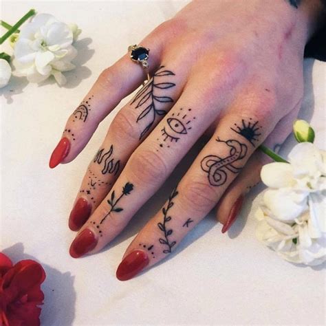 Combinaciones De Diseños De Uñas Y Tatuajes En Los Dedos