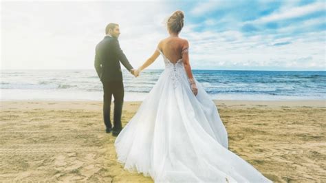 Scegliete un abito da sposa adatto alla situazione. Matrimonio in spiaggia, 7 idee per avere l'abito giusto ...