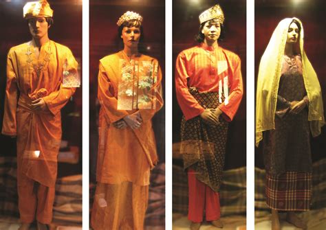 Pakaian tradisional melayu kaya dengan motif bunga, daun dan alam, seperti baju kurung teluk belanga dan baju kurung johor yang menunjukkan keunikan tersendiri. Aksesori Pakaian Tradisional Melayu Lelaki