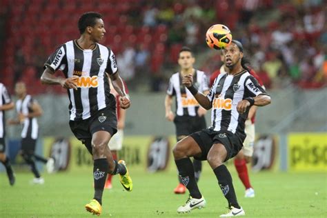 2) sempre citar o nome do fotógrafo e a fonte, clube atlético mineiro. Ronaldinho-Jô-Tardelli, trio de ataque certeiro para o ...