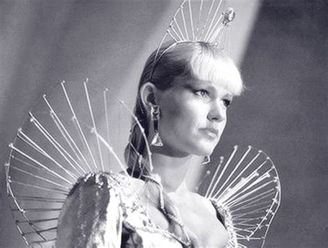 Xuxa mostra no xou, em 1990, matérias de jornal sobre sua passagem pelo chile e o disco de platina duplo recebido, vendagem. 17 Best images about XUXA on Pinterest | No se, TVs and Parks