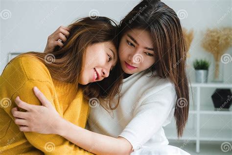 schönes junges asiatisches lesbisches glückliches paar der frauen lgbt das auf dem bett
