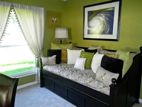 How To Decorate A Small Bedroom With Daybed Leadersrooms
