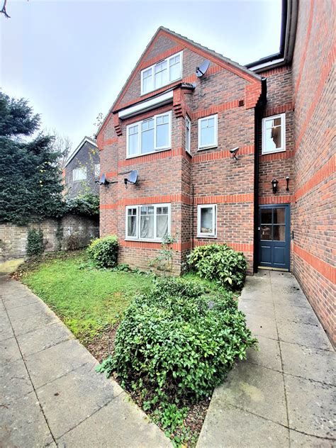 1148098 we are proud to offer this delightful 1 bedroom, 1 bathroom flat in a great location. AMAZING TWO BEDROOM GROUND FLOOR FLAT AVAILABLE TO RENT ...