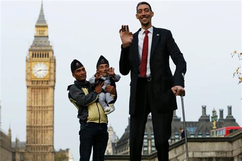 The World’s Tallest And Shortest Men Meet