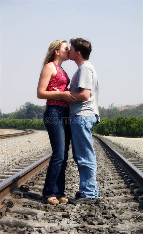 baisers des couples image stock image du adolescent baisers 7019