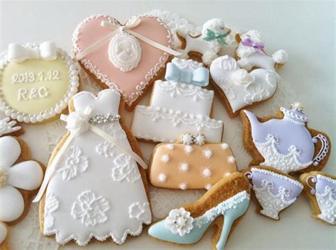 Please visit my tutorial section if you want to learn other cookie decoration techniques. 6 Beautiful Cookie Ideas For Your Wedding - Arabia Weddings