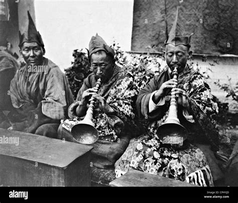 Tibetan Buddhism Monks Black And White Stock Photos And Images Alamy