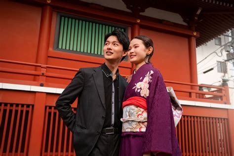 Японская пара позирует на улице и празднует день совершеннолетия Бесплатно Фото