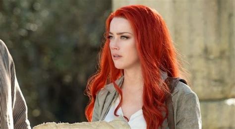 Amber heard channeled her inner queen of the sea at the aquaman premiere by wearing a bejeweled swim cap. Pin by Ruthy Berberena on Heróis - 62 | Amber heard, Amber ...