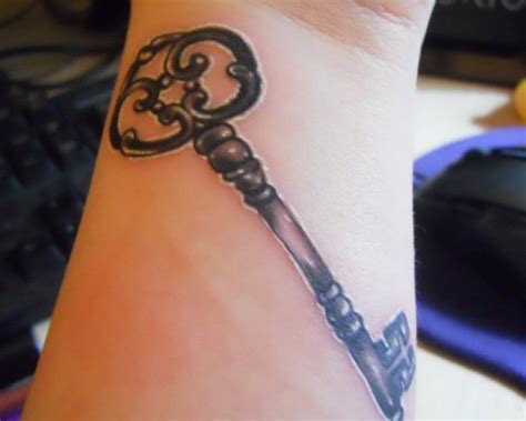 10 Skeleton Key Tattoos On Wrist