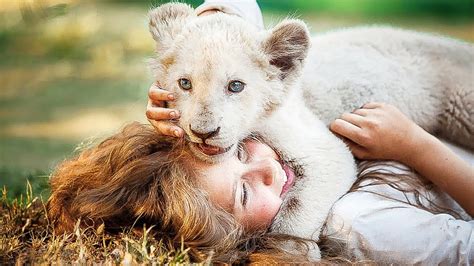 Mia a onze ans quand elle noue une relation hors du commun avec charlie, un lion blanc né dans la ferme de félins de ses parents en afrique du sud.tous deux. Hablamos con el director de "Mia y el león blanco ...
