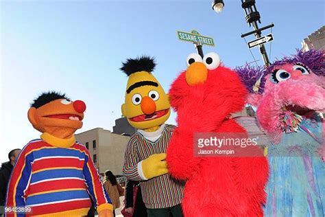 Street Renaming To Celebrate The 30th Anniversary Of Sesame Street Live Stock Fotos Und Bilder