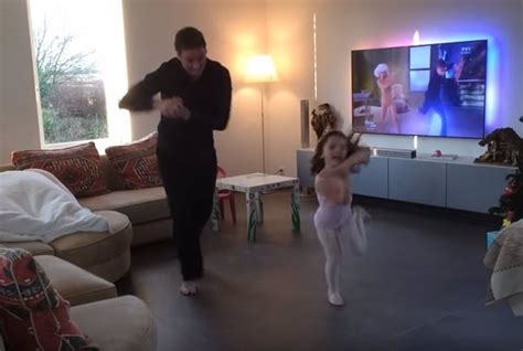 VÍdeo Entrañable Baile Entre Un Padre Y Su Hija Pequeña