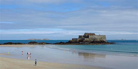 The walled city had a long history of piracy, earning much wealth from local extortion and overseas adventures. La ville corsaire de Saint Malo | Hurtigruten FR