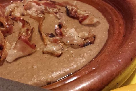 La polenta di castagne si prepara come la classica polenta di mais, ciò che cambiano sono i tempi di cottura, decisamente ridotti. Polenta di farina di Castagne con Pancetta, Salsiccia e ...
