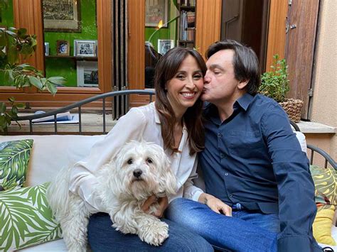 Per la serie, quando in tv c'è x factor non si discute. Benedetta Parodi e Fabio Caressa (coi figli): che casa ...