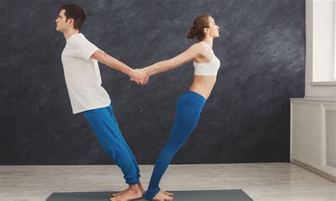 Yoga Posturas Que Puedes Hacer En Pareja Durante La Cuarentena Foto