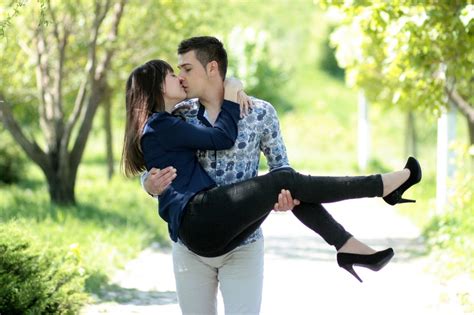 images gratuites la photographie amour parc baiser couple romance jeune marié étreinte