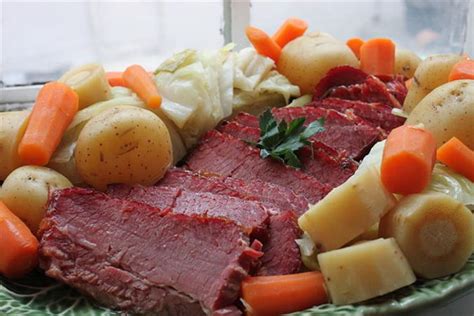 Itulah resep steak daging sapi rumahan terbaik yang bisa kamu coba di rumah. Resep Restoran Bintang Lima Slow Cooker Corned Beef and ...