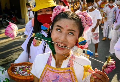 En Thaïlande Ce Festival Où Lon Se Perce Les Joues Pour Se Purifier