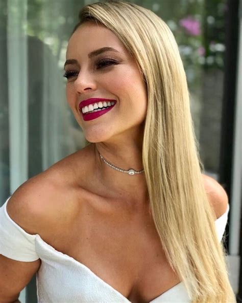 After earning degrees in both physical therapy and performance, she made her first telenovela appearance in metamorphoses. Após ter fotos vazadas, Paolla Oliveira fala sobre ódio ...