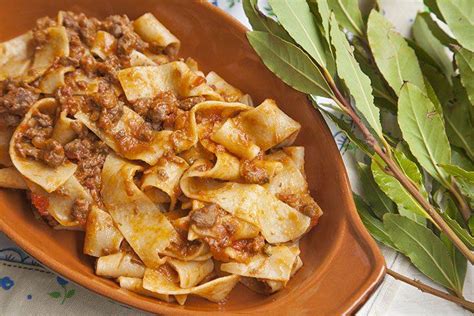 Se siete interessati alla ricetta di questo buonissimo piatto intitolato pappardelle al cinghiale, di seguito potrete trovare la lista degli ingredienti, un'esaustiva descrizione del procedimento per cucinare questa deliziosa ricetta e il video con i passi salienti per preparare questo buonissimo piatto. Ricetta Pappardelle al ragù di cinghiale | IdeeRicette