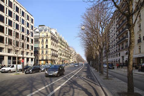 L avenue Montaigne cet ancien égout devenu symbole mondial du luxe