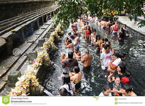 se baigner rituel chez puru tirtha empul bali image stock éditorial image du religieux image