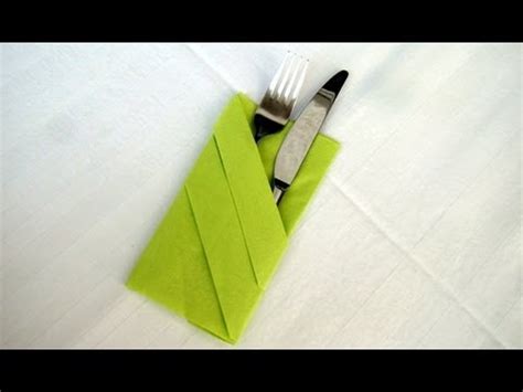Verschiedene faltfiguren, die wir ihnen schritt für schritt in einer servietten einfach falten: Servietten falten: Bestecktasche Falten - Einfache ...