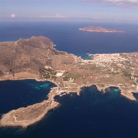 Il residence è circondato da una rigogliente vegetazione con inebrianti e avvolgenti profumi mediterranei. Favignana, farfalla sul mare