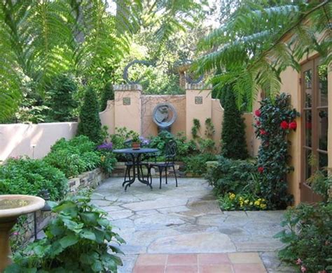 20 Front Courtyard Decorating Ideas