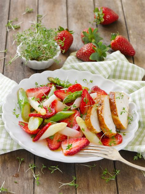 Erdbeer Spargel Salat Mit Saftiger H Hnchenbrust Foodio