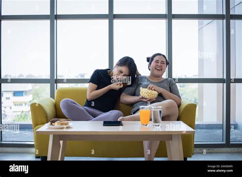 La Mujer Gorda Y La Muchacha Asi Tica Disfrutan Comiendo La Comida En El Sof En El Pa S