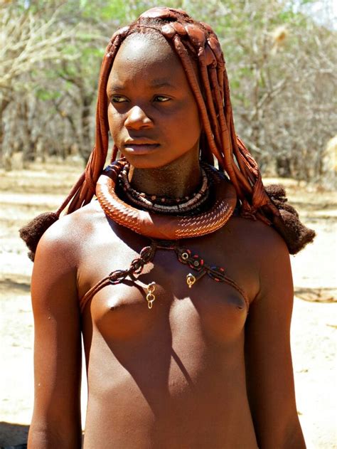 裸のアフリカの女の子の垂れ下がったおっぱい ポルノ写真