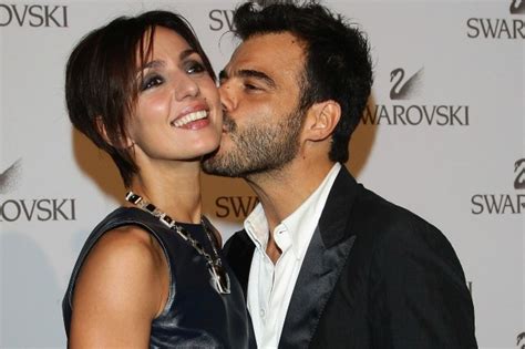 Hai sentito dire che l'amore vive solo a un isolato da te come mai non l'hai incontrato prima che commettessi il grave errore di credere che l'amore vero non esiste e che tutto intorno a te sia triste. Ambra e Renga: nessun tradimento