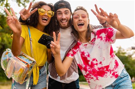 Feliz Joven Compañía De Amigos Sonrientes Emocionales Caminando En El