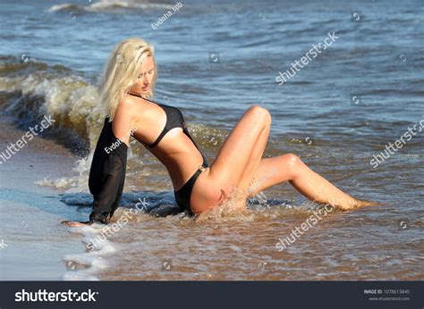 sexy blonde black bikini on beach 스톡 사진 1078613840 shutterstock
