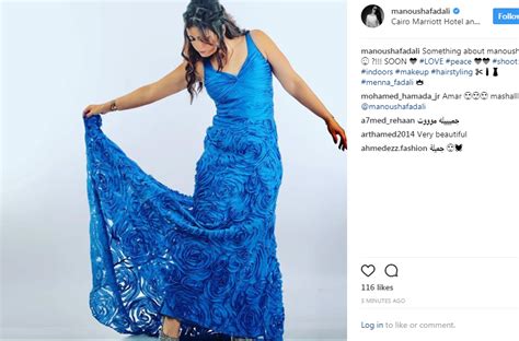 أثارت صورة متداولة للفنانة عفاف رشاد حالة من الجدل على مواقع التواصل الاجتماعي حيث تظهر الفنانة دون ارتدائها الحجاب الذي قررت ارتدائه. منة فضالى بإطلالة من الورود الزرقاء - عين