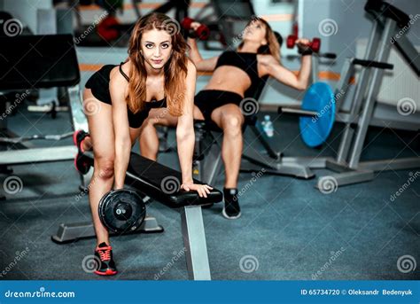 Twee Jonge Meisjestraining In De Gymnastiek Stock Foto Image Of Achtergrond Barbel