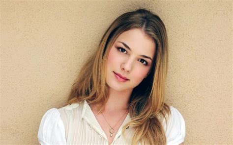 Emily Vancamp Wallpapers Pictures Images