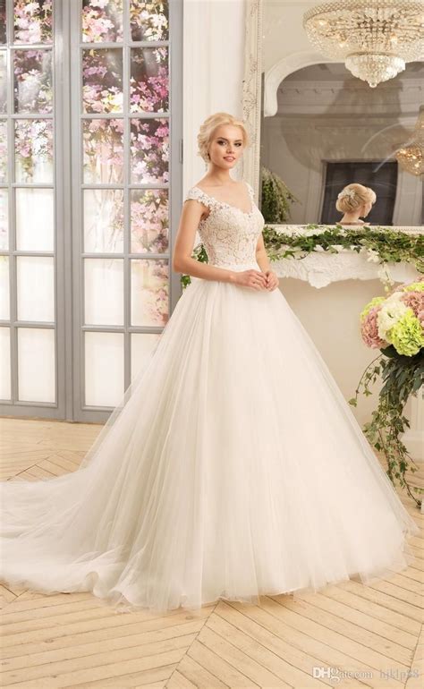 2017 New V Neck Vintage Lace Wedding Dresses Applique Tulle Bridal
