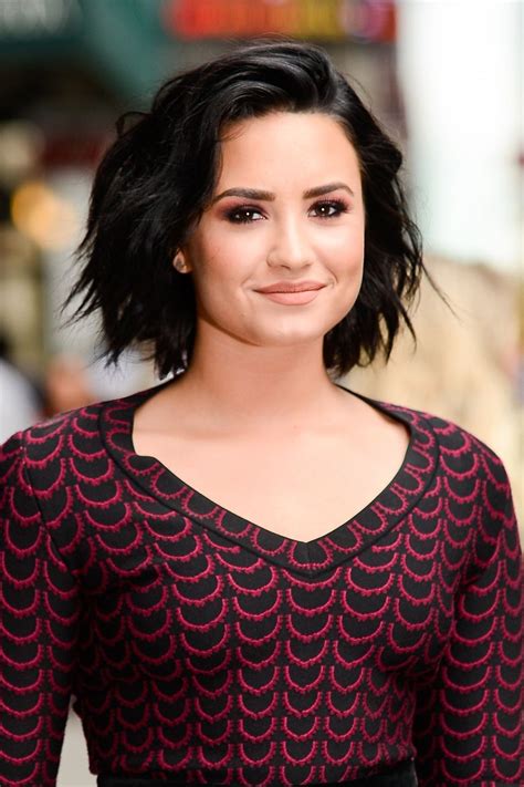 38 Non Boring Ways To Wear A Lob Demi Lovato Short Hair Demi Lovato